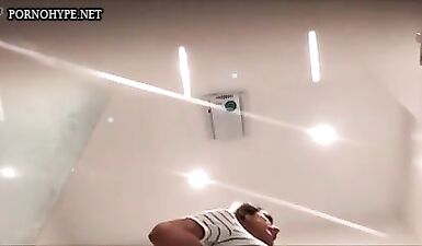 Подглядывание в унитазе: сестрин друг с шикарной задницей!