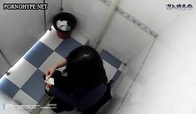 Тайная камера в уборной: Школьницы занимаются непристойными делами