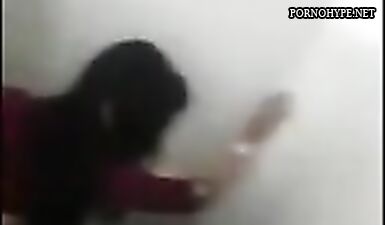 Скрытая камера: секс в соседней кабинке туалета
