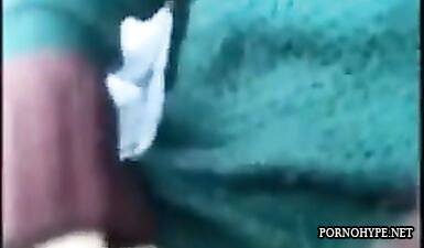 Дерзкая шлюха дрочит в общественном транспорте