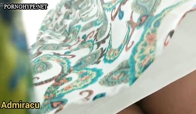 Подглядывание за сексуальной красоткой в черных трусиках: скрытая камера в магазине!