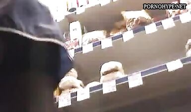 Горячая продавщица устроила анальный праздник на скрытую камеру!