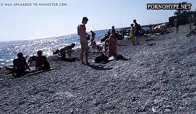 Подглядывание на сексуальную украинскую красотку и её парня, занимающихся сексом на пляже Одессы