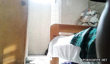 Скрытая камера застукала зрелую шлюху в белых трусиках!