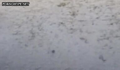 Черножопая шкура загорает, а ублюдок снимает ее пизду