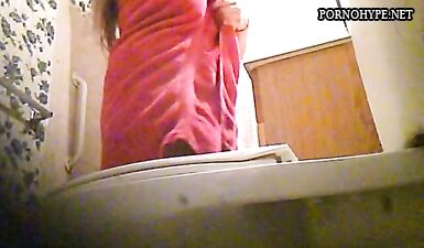Сексуальная сестра с обвислыми сиськами и упругой попкой поймала за подглядыванием своего извращенного брата в ванной (18+)