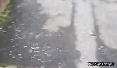 Скрытая камера: парень трогает задницу девушке в джинсах на улице