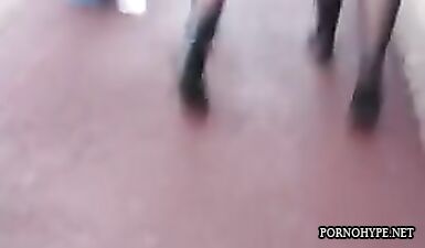 Две девочки показывают ножки на улице, однокурсник снимает на скрытую камеру - без цензуры!