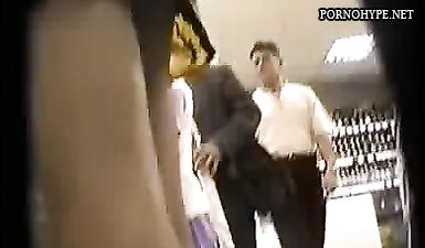 Сексуальная красотка показала свою сладкую киску в мини-юбке!