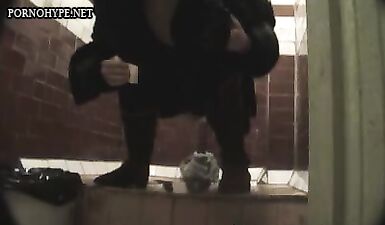 Соблазнительная красотка в сексуальной одежде: шокирующие секреты на видео!