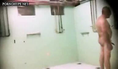 Дедушка с густой шерстью в душе на скрытую камеру: жирный хуй показывает