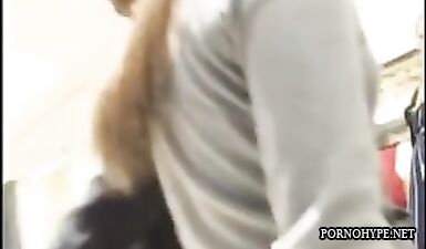 Подглядывание за сексуальной брюнеткой с изумительной попкой на вокзале: скрытая камера уловила все!