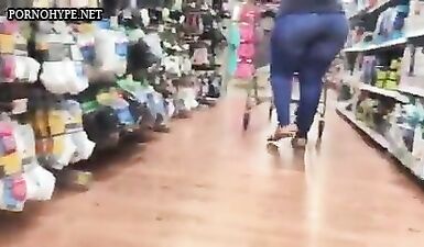 Подглядывание за попками в магазине: жаркое видео от настоящего хуесоса!