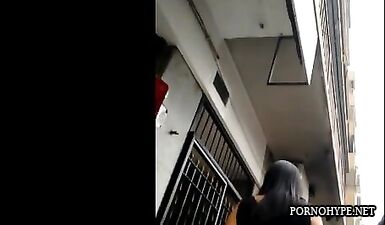 Сексуальные девочки показывают свои крошечные шортики на скрытой камере