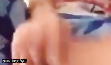 Мастурбирует сестре через трусы и снимает на скрытую камеру - грязное порно