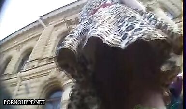 Сексуальное шпионажное видео: Скрытая камера под юбкой красотки!