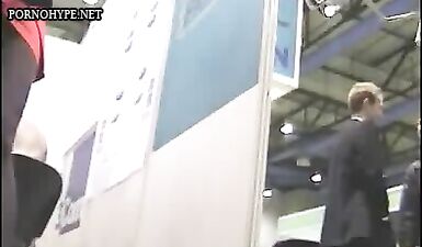 Сексуальная кукла с обнаженной задницей на скрытой камере
