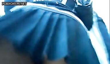 Подглядывающий за студентками на улице: снятие трусов под юбками