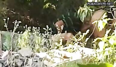 Пышногрудая красотка делает глубокий минет в кустах: горячее видео для взрослых!
