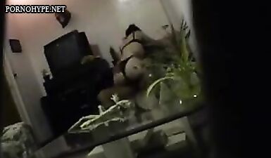 Пылкие поцелуи и страстные ласки молодой пары: скрытая камера поймала все! Горячее порно видео.