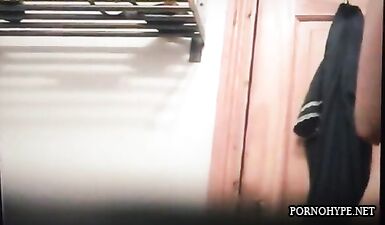 Горячая мамочка показывает свою волосатую киску в раздевалке