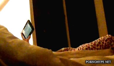 Пылкая мамочка наслаждается собой, погружаясь в запретные фантазии
