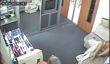 Скрытая камера: девушки дрочат на диване