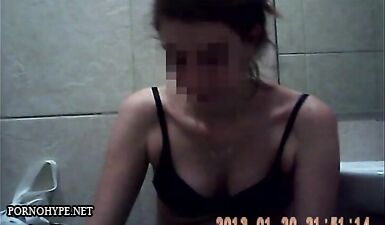 Скрытая камера в туалете: горячая шлюха попалась на дрочку