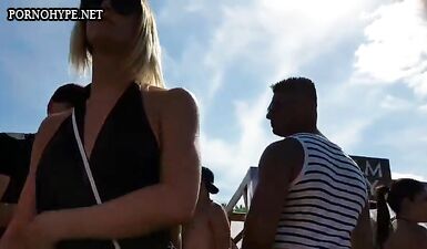 Подглядывание за сексуальной блондинкой на пляже: Жаркий пляжный флирт!