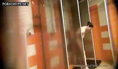 Шаловливые бляди принимают душ и переодеваются на скрытую камеру