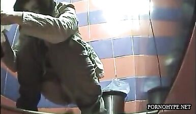 Эксклюзивное видео: Шокирующий инцидент в общественном туалете!