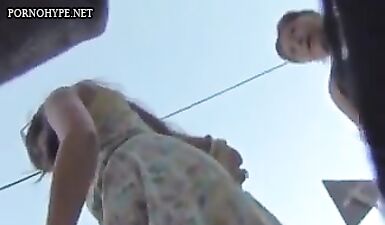 Скрытая камера: Подглядывание за юбками городских девочек - горячее видео!