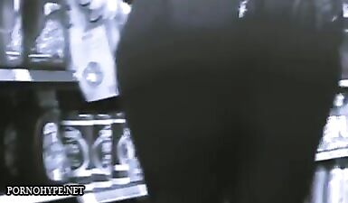 Сексуальная эбонитовая шлюха показывает огромную задницу в лосинах на скрытую камеру