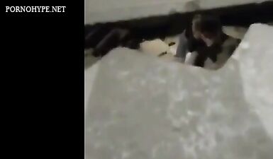 Шокирующий публичный куни и анальный секс со страпоном на скрытую камеру