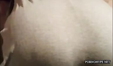 Сочная чернокожая красотка дает парню потрогать ее огромную задницу и трясет ее перед скрытой камерой!