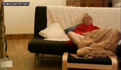Пошлый скрытый камерный фильм: зрелая баба дрочит под одеялом