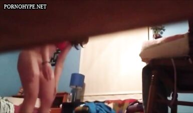 Развратная сучка показывает пизду папе на скрытой камере