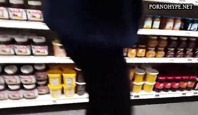 Шпионаж за сочной задницей худенькой красотки в магазине