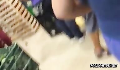 Большегрудая красотка занимается сексом в магазине на скрытую камеру