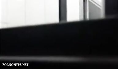 Шикарная девушка получает жесткий трах от возбужденного жеребца на скрытую камеру!