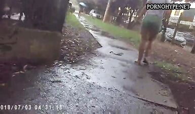 Дрочи на скрытую камеру: шлюха в мини-шортах трясет жопой на улице