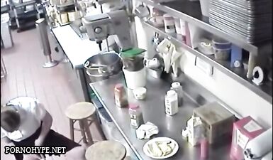 Секс в кафе: Скрытая камера поймала горячую сцену с сосиской в пизде