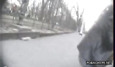 Скрытая камера: Девушка в колготках писает на улице!