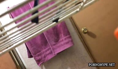 Сексуальная мамочка с толстой попкой поймала сына за подглядыванием: скрытая камера