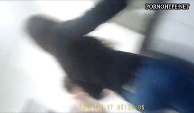 Скрытая камера: Горячая подруга в обтягивающих штанах жаждет секса!