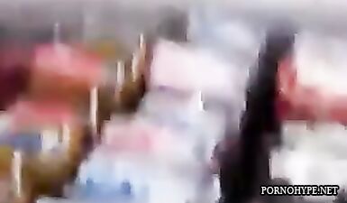 Шпионаж за юбкой: Сексуальная малышка без трусов на скрытой камере