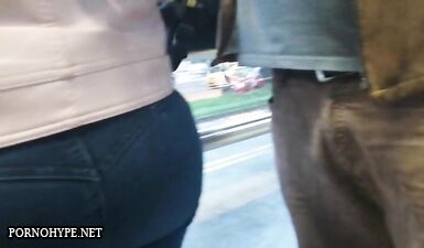 Секс в метро: Скрытая камера снимает красивую попку в общественном транспорте