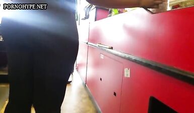 Жопа в лосинах: скрытая камера в магазине