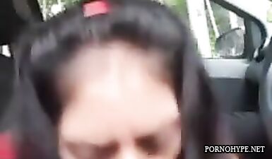 Сексапильная красотка удовлетворяет пассажира в машине, не догадываясь о шпионской камере