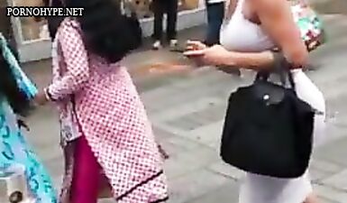 Горячая задница в сексуальном платье: скрытая камера застукала ее в городе!
